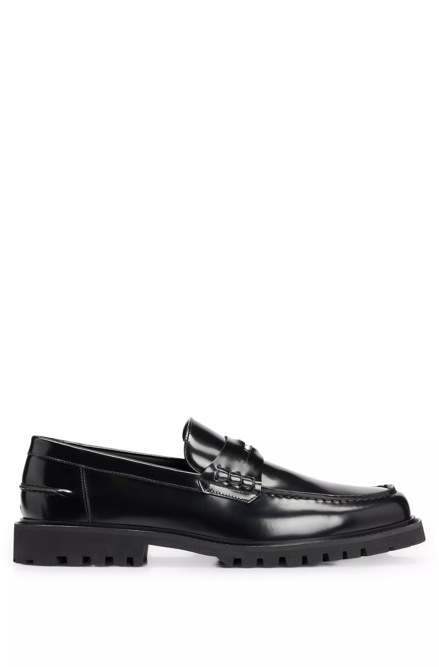 Mocassins BOSS em couro preto com detalhe de moeda com a marca.