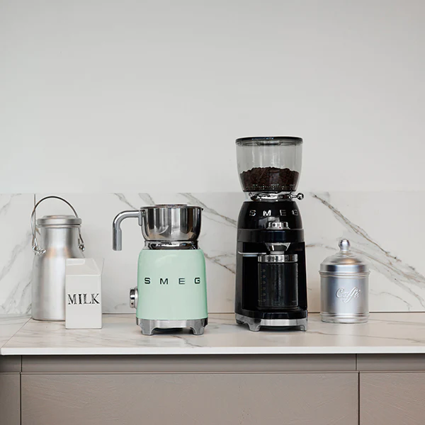 Chocolatière et mousseur de lait 500 W MFF11PGEU vert d’eau Smeg