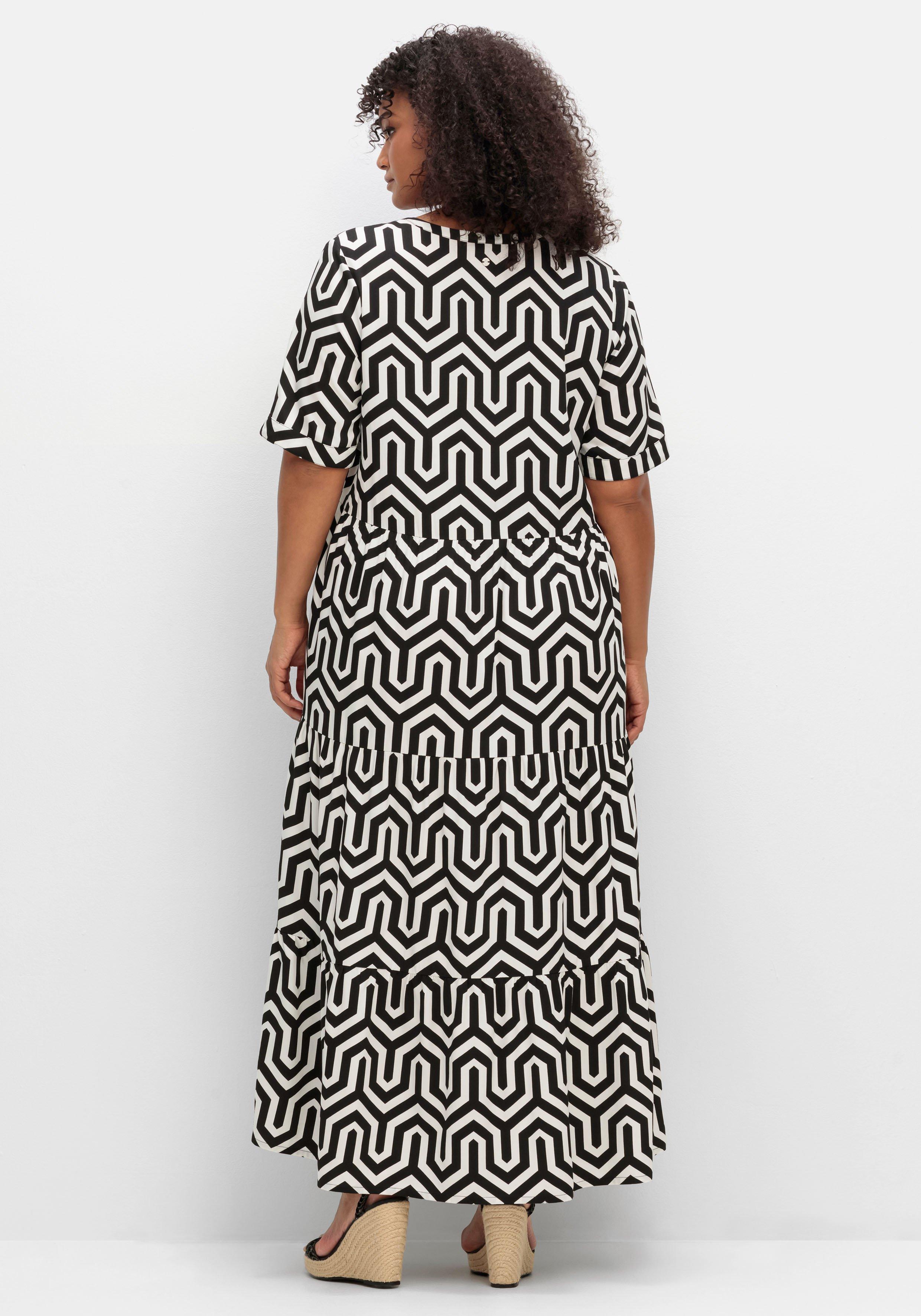 Maxikleid mit Alloverprint und Stufenvolants