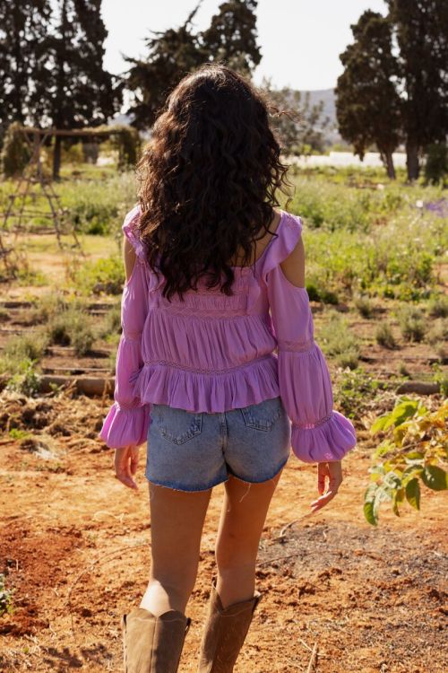 Paarse top met lange mouwen met tapes en ruffles