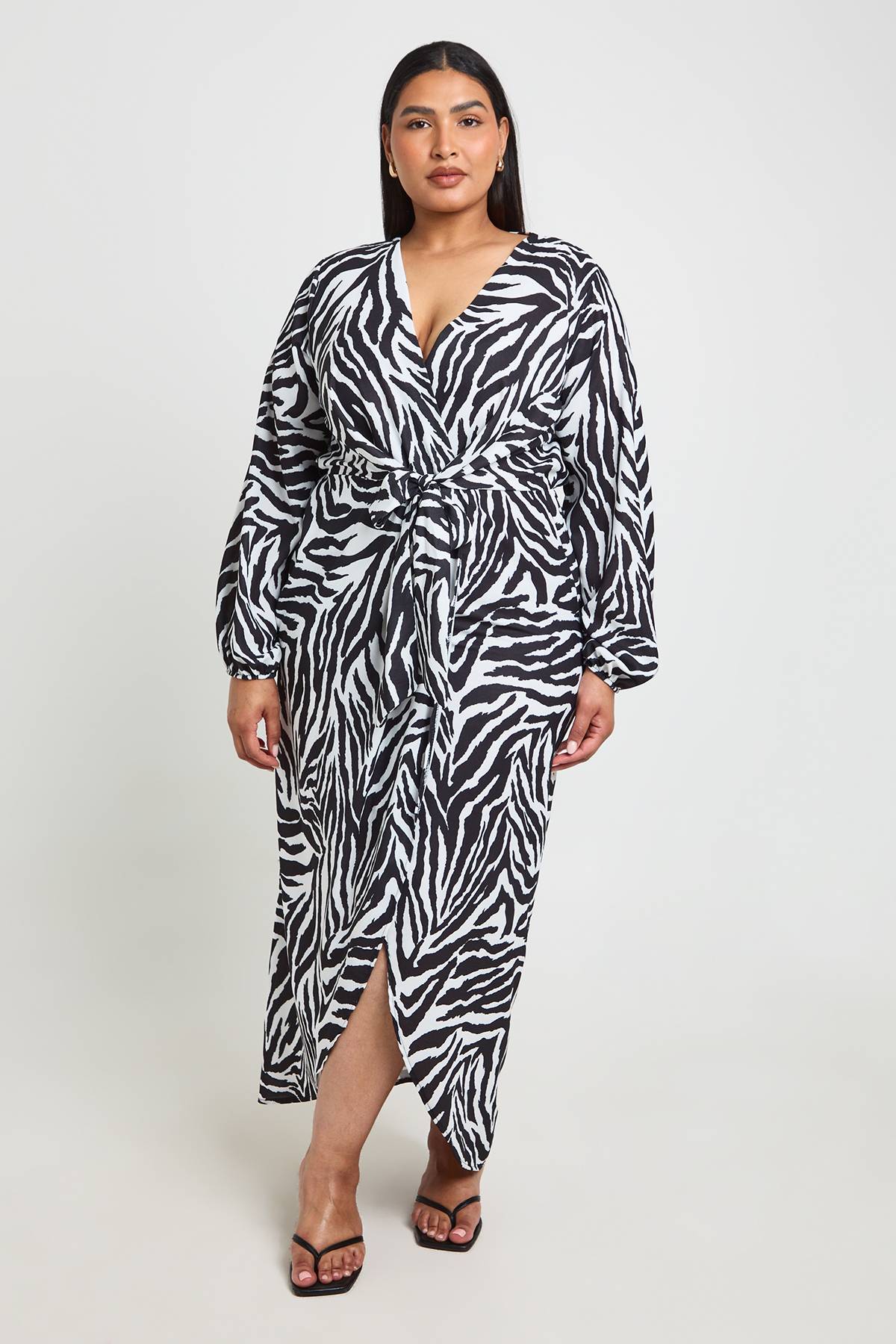 boohoo Robe Maxi Grande Taille À Motif Zébré Texturé Avec Détail Noué
