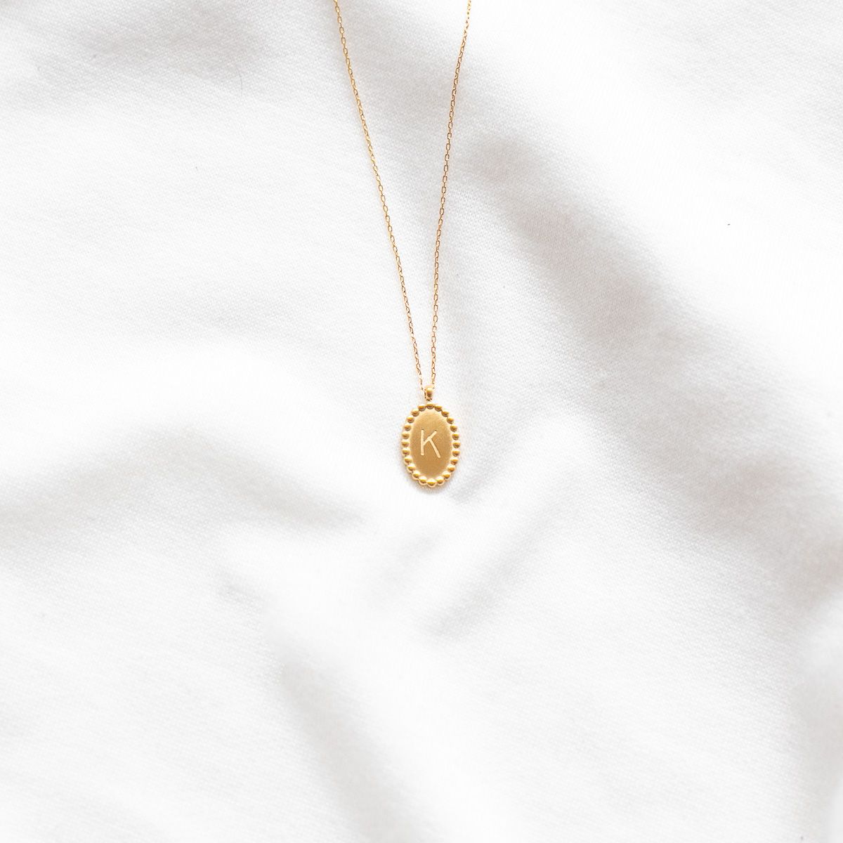 Collier médaillon gravé lettre alphabet