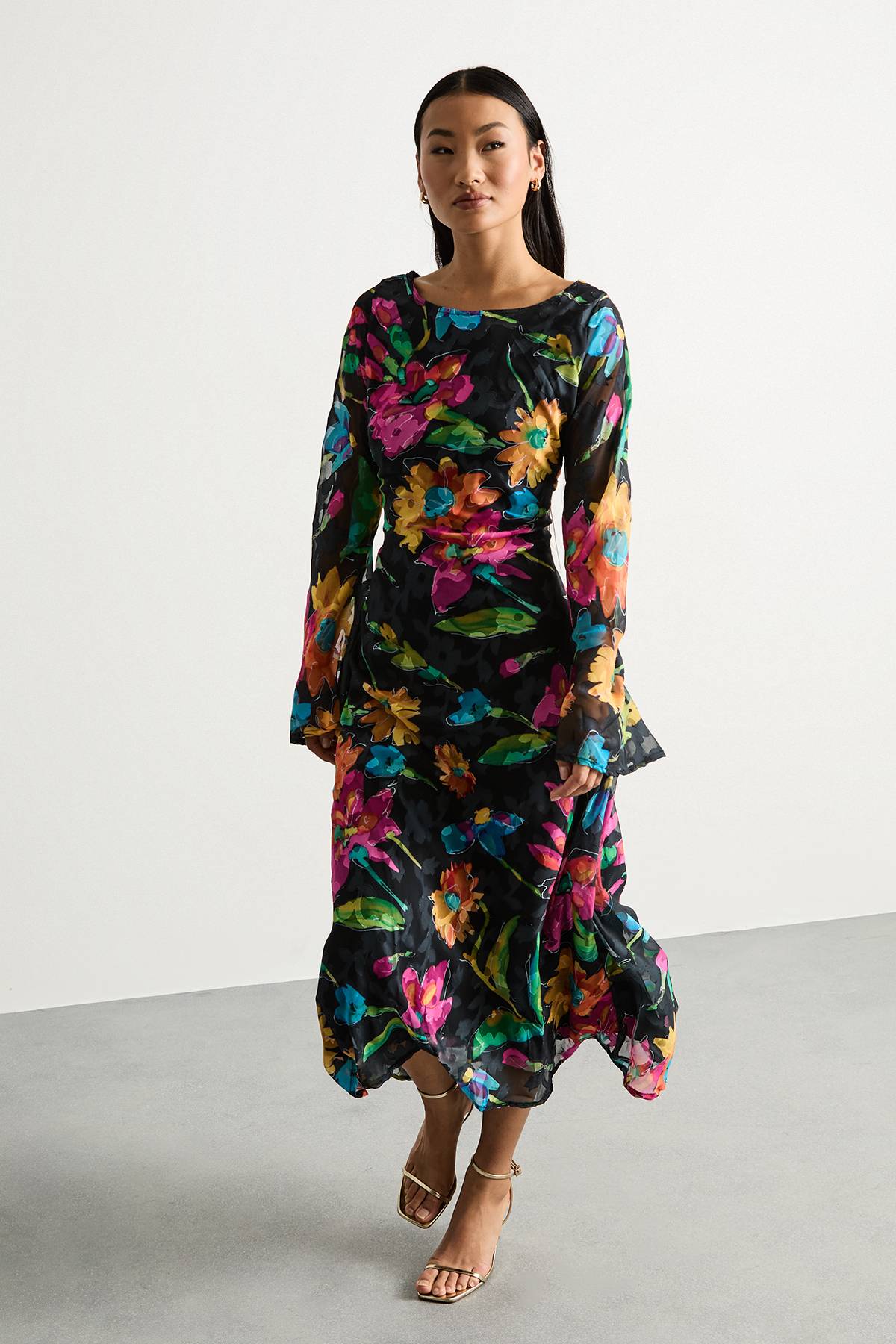 Warehouse Robe Mi-Longue Petite en Mousseline Florale Dévorée à Encolure Bateau et Coupe Biais