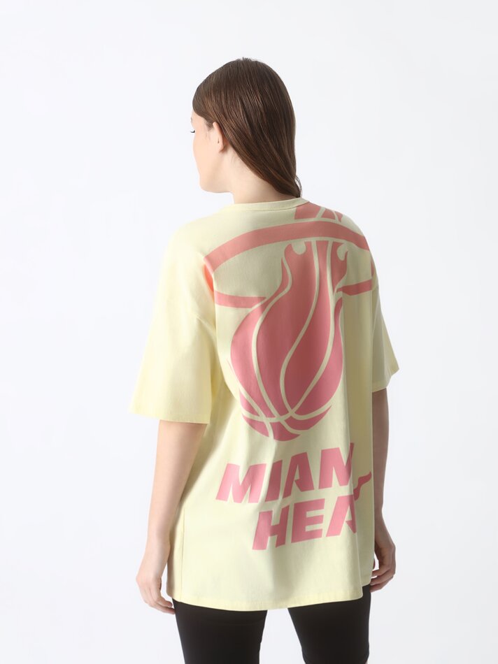 Camiseta Maxi Print Miami Heat NBA - Amarelo Pastel