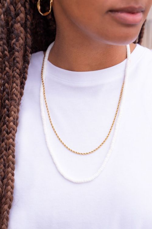Equal ketting met witte platte kralen