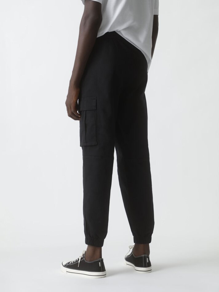 Calça jogger com bolsos - Preta