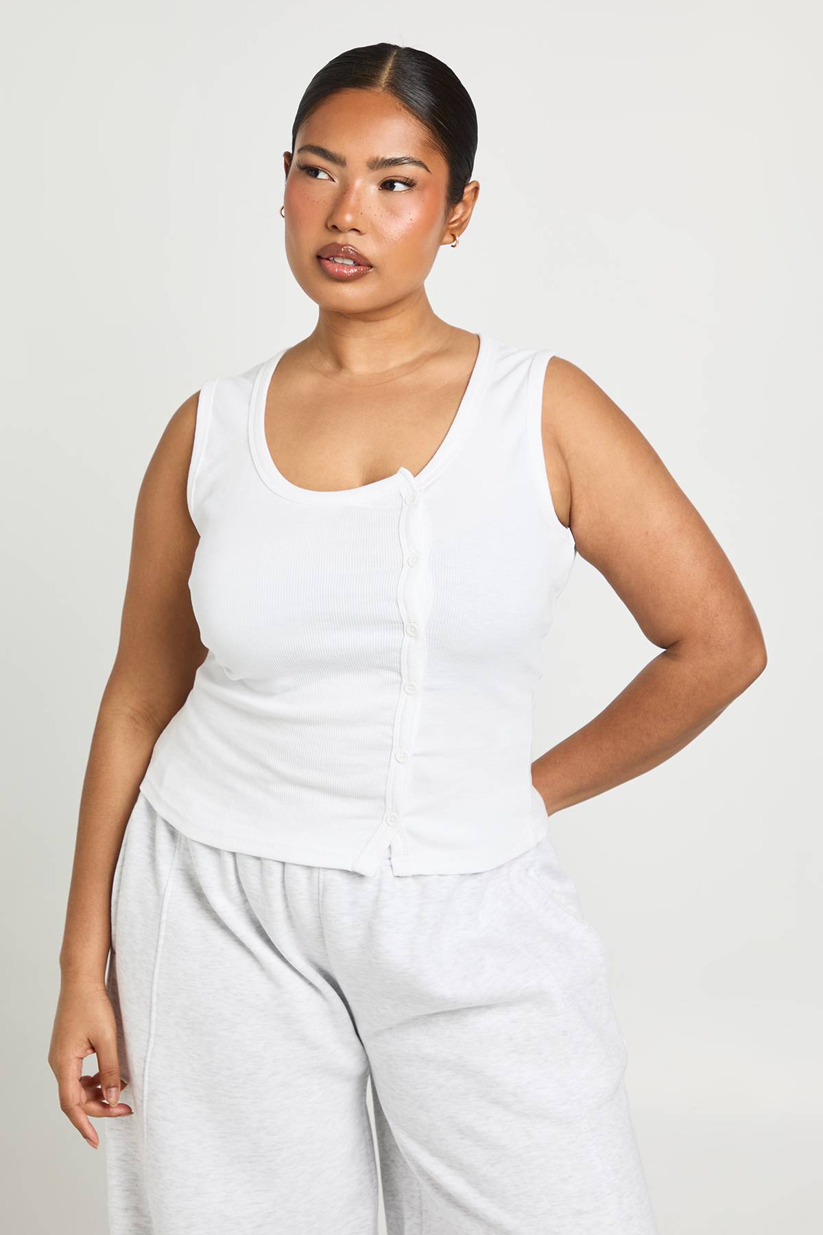 boohoo Débardeur Côtelé Grande Taille Avec Détail De Boutons Asymétriques