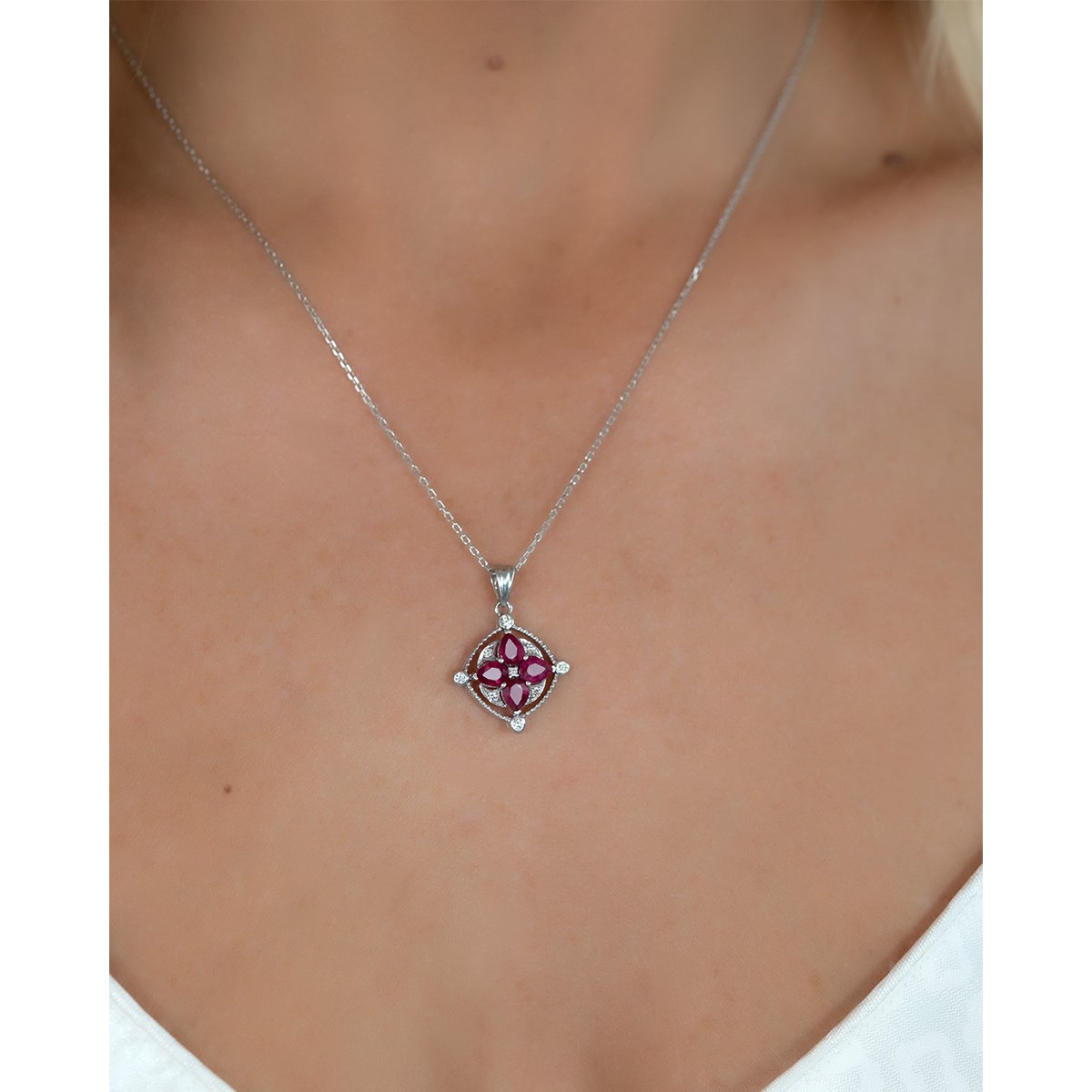 Collier Médaillon Rubis & Diamants en Or Blanc - Cadeau d'Occasion Unique | Aden