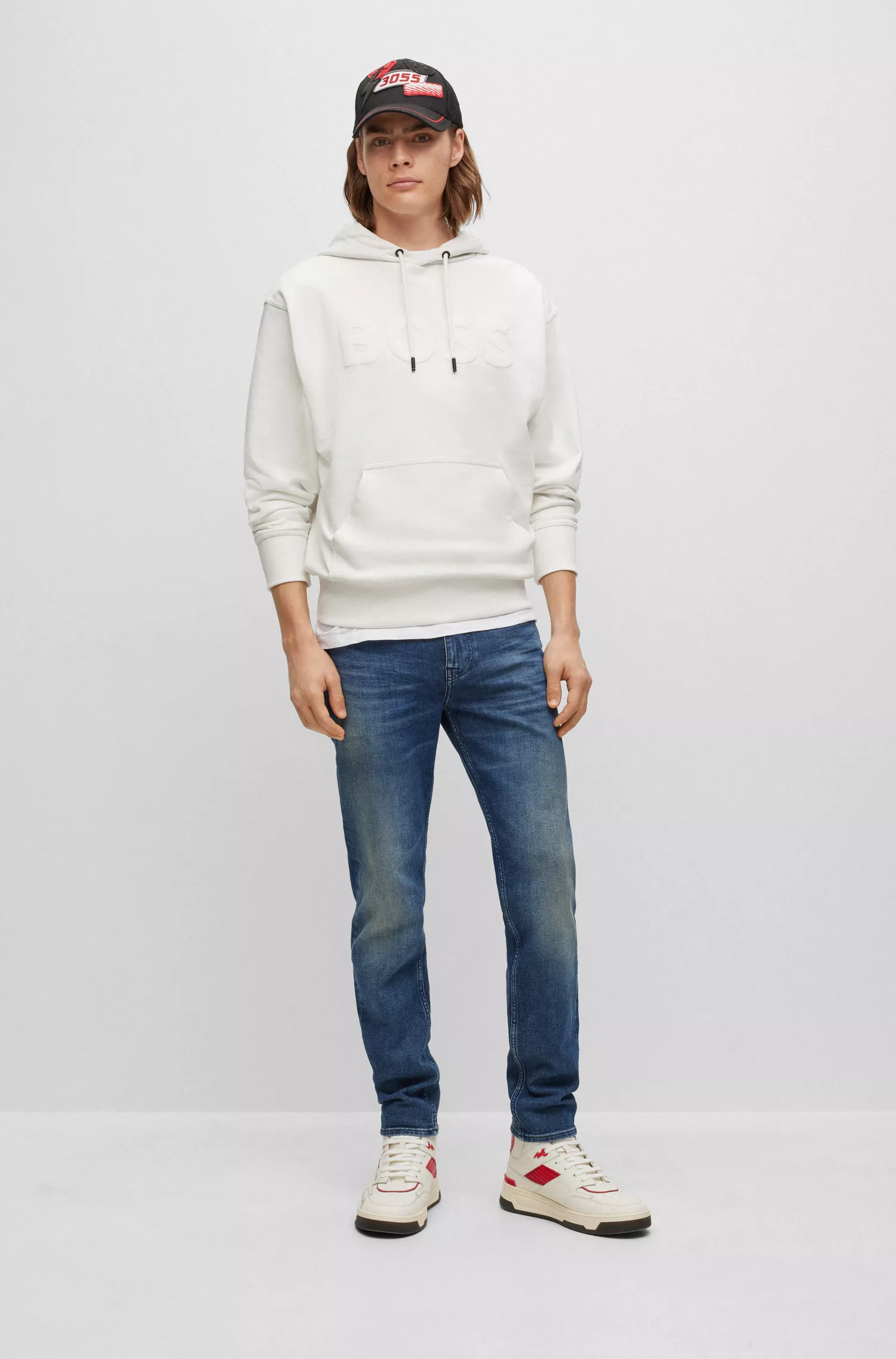 Calça jeans BOSS laranja, corte afunilado, em denim azul com elasticidade confortável.