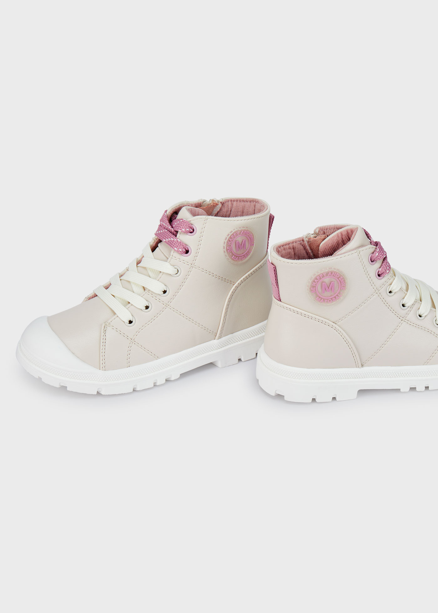 Bota infantil com sola tratorada