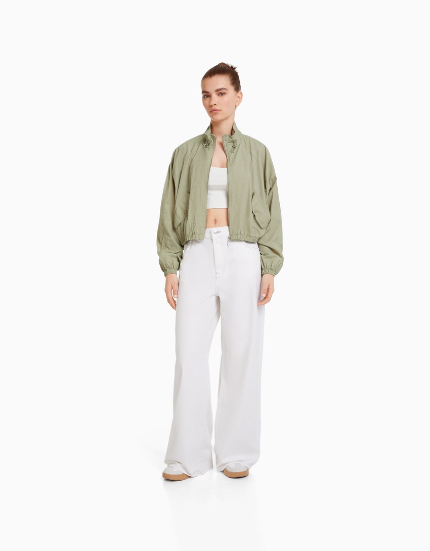 Jaqueta cropped texturizada em nylon ripstop