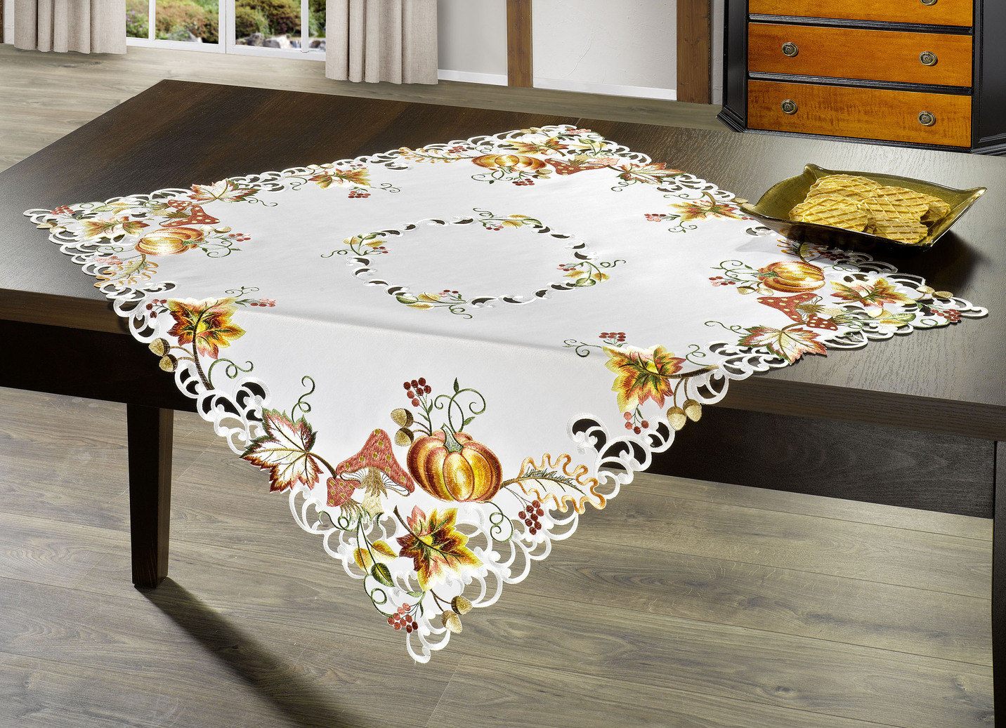 Tisch- und Raumdekoration mit herbstlichen Motiven