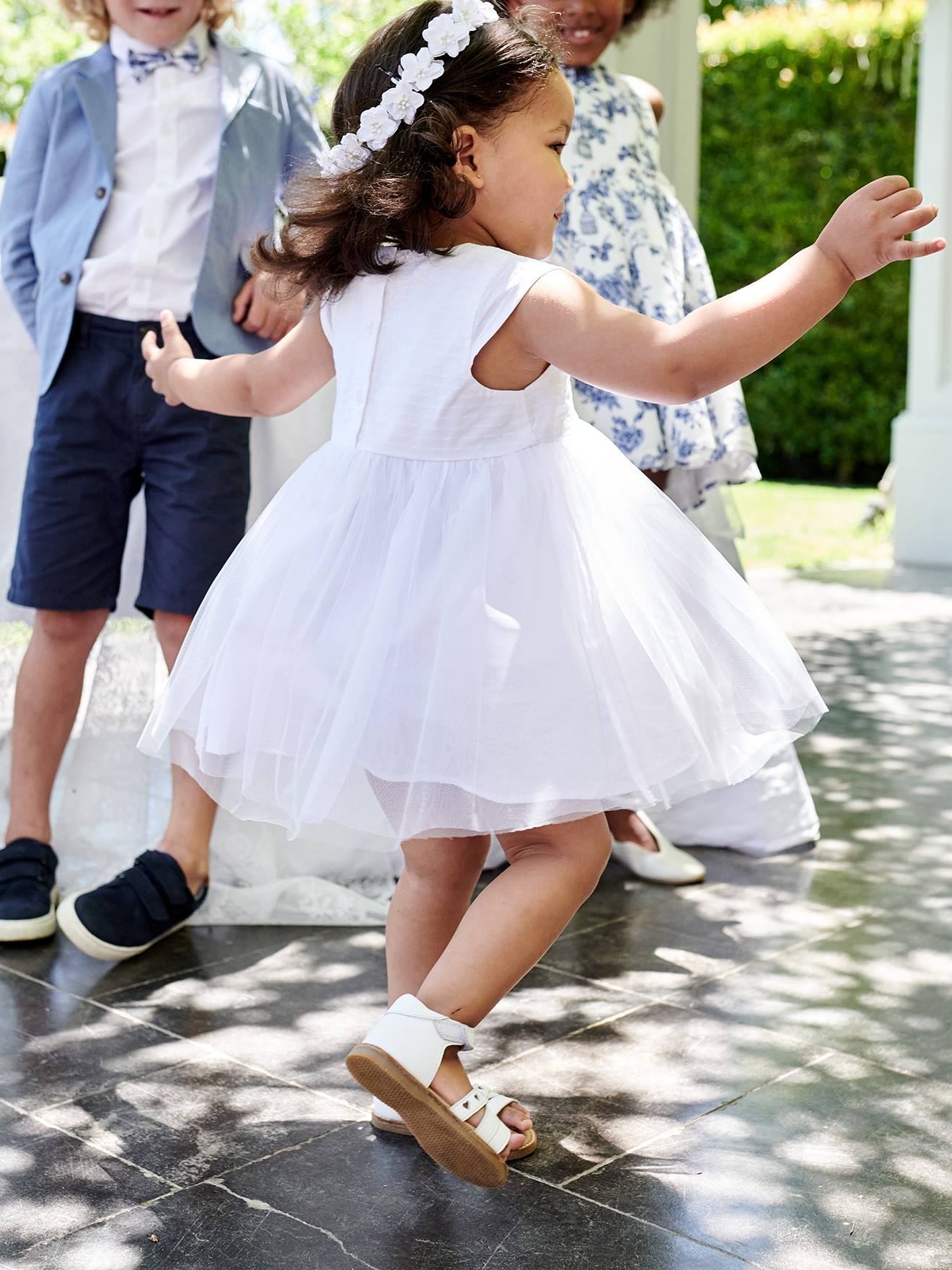 Vestido de tule branco claro e liso para cerimônia de bebê