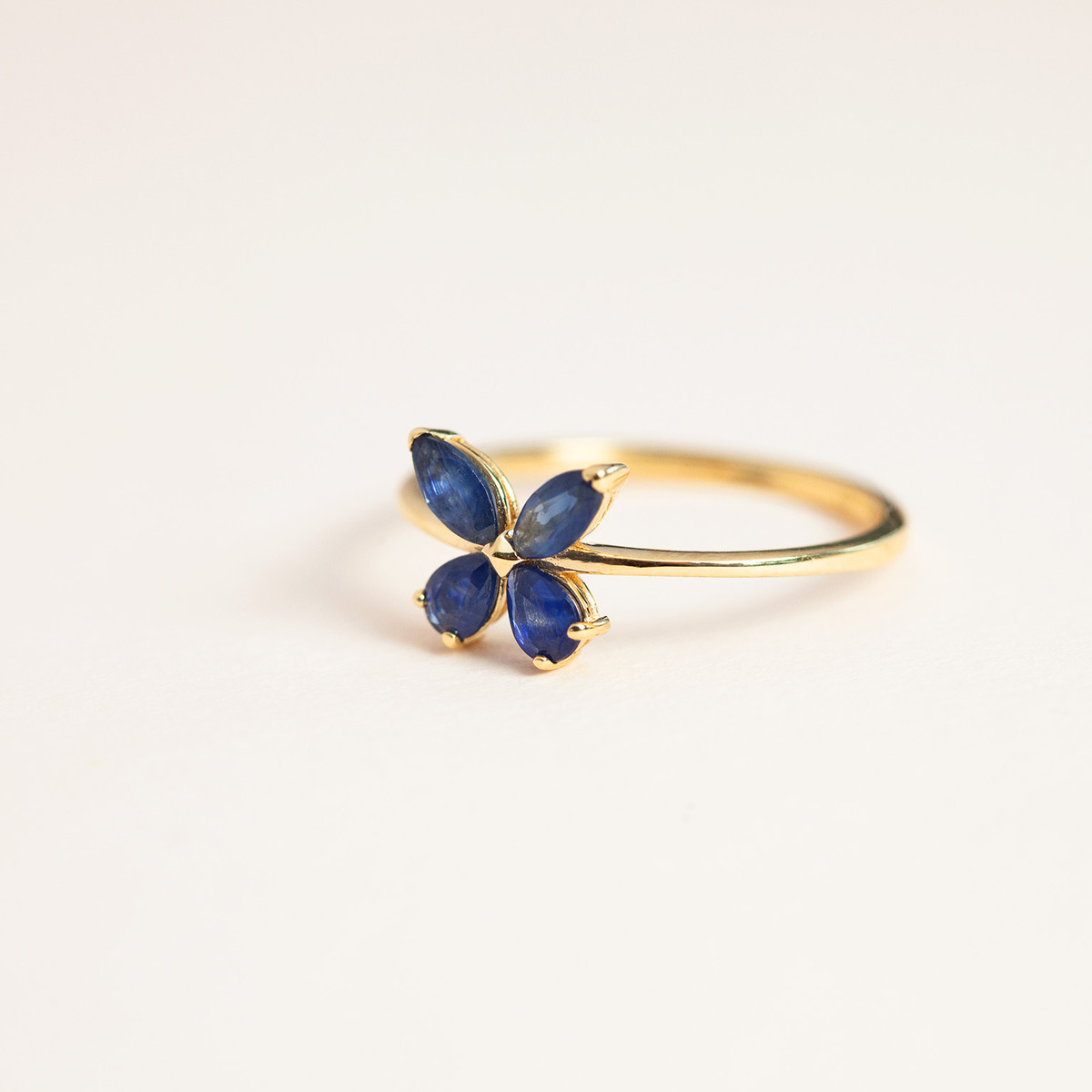 Bague or jaune 375, saphirs, motif papillon.