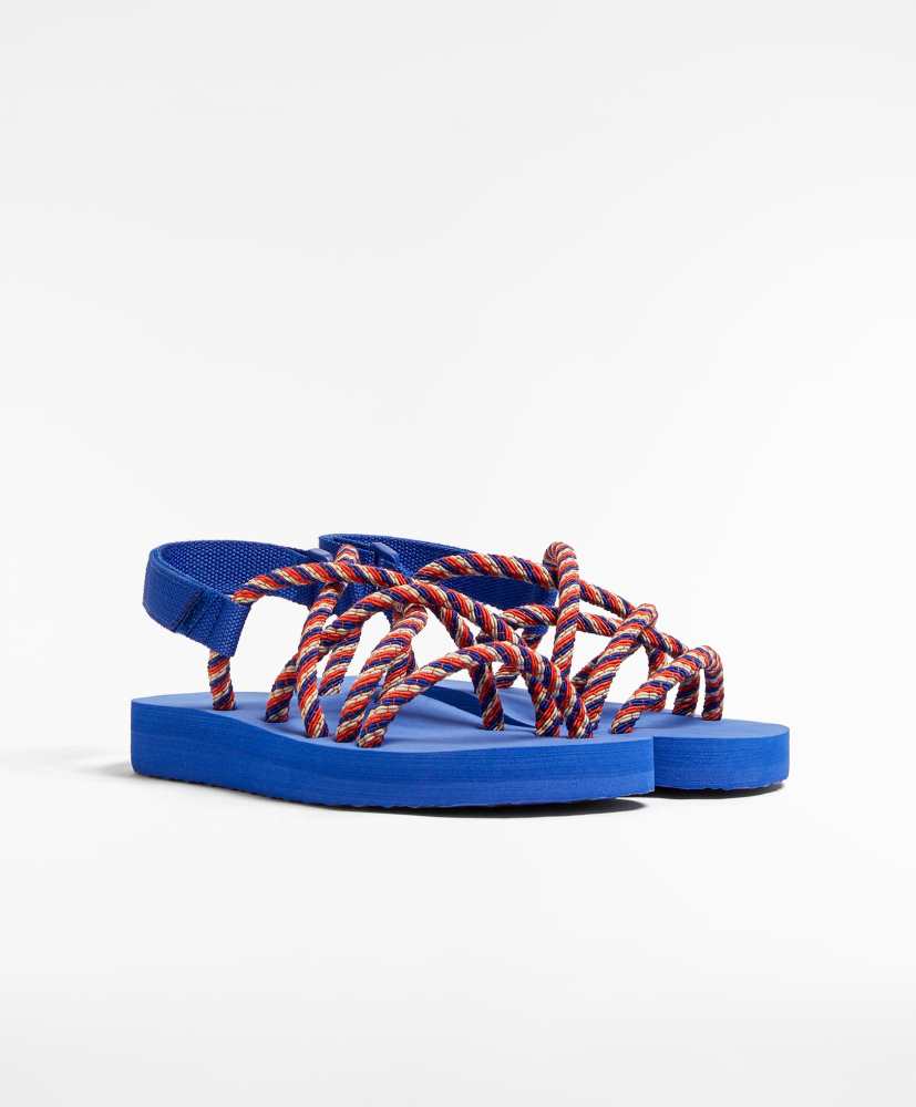 Banheiro com cordas de plataforma multicoloridas