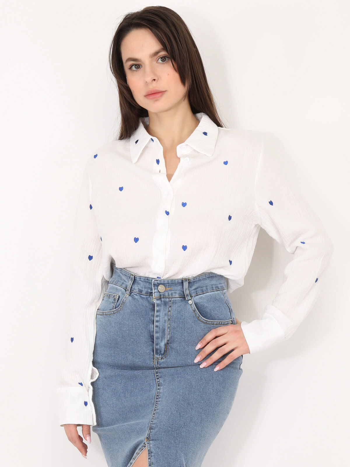 Chemise en gaze de coton avec cœurs brodés- Blanc / Bleu
