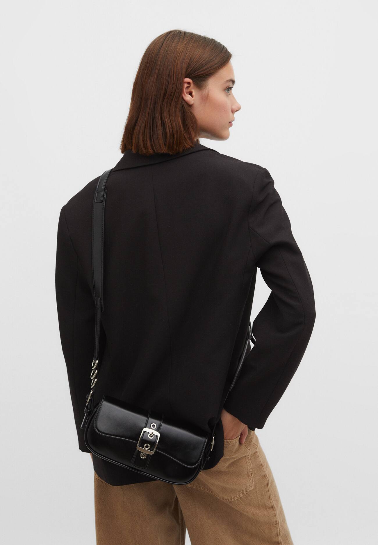 Bolsa de ombro com fivelas
