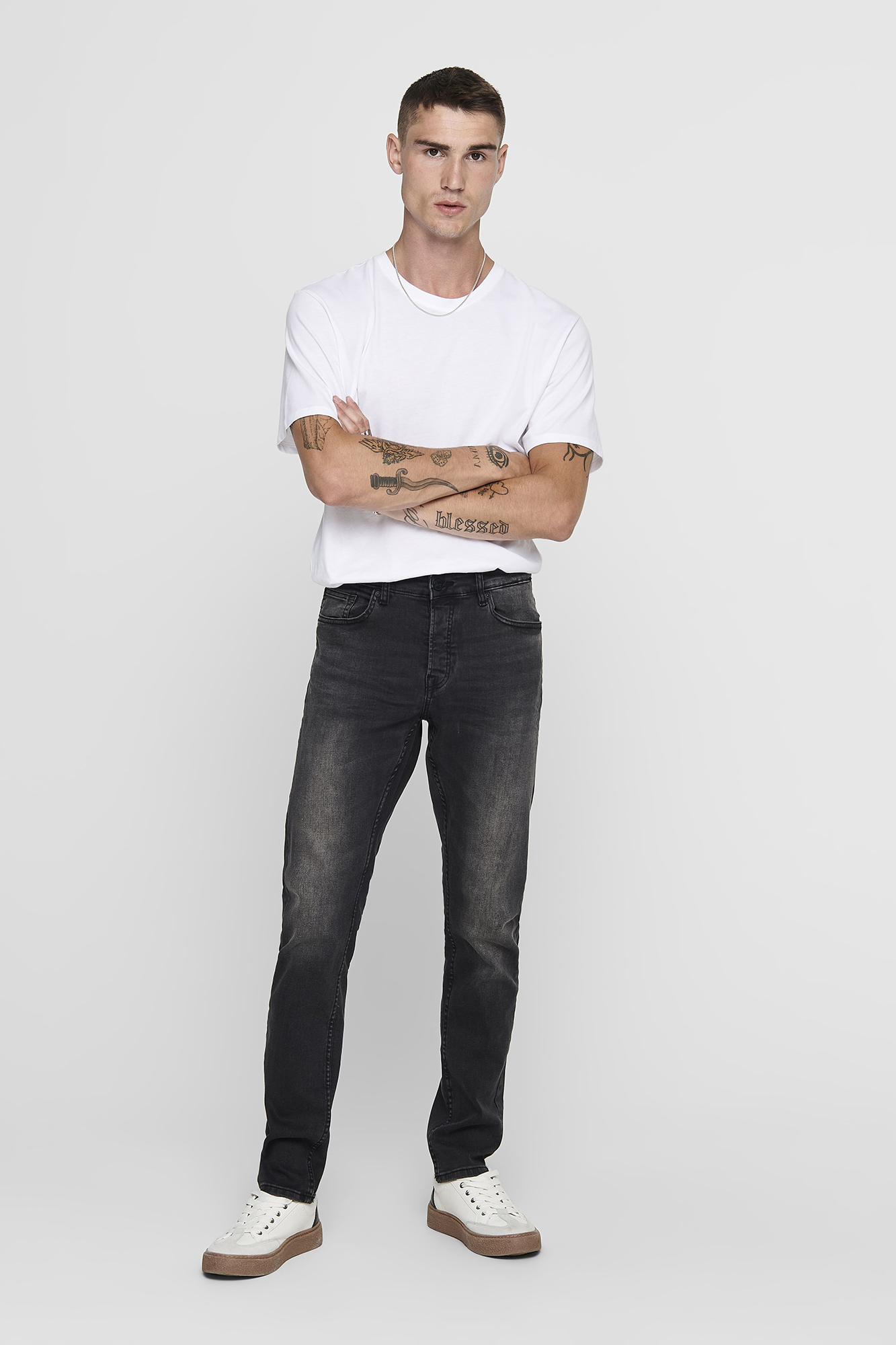 calça jeans de corte justo