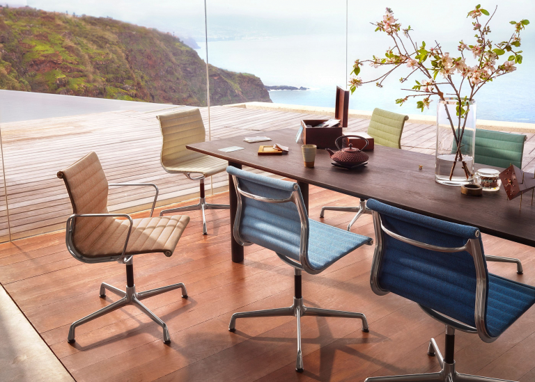 Vitra EA 104 stoel leder nero, onderstel verchroomd