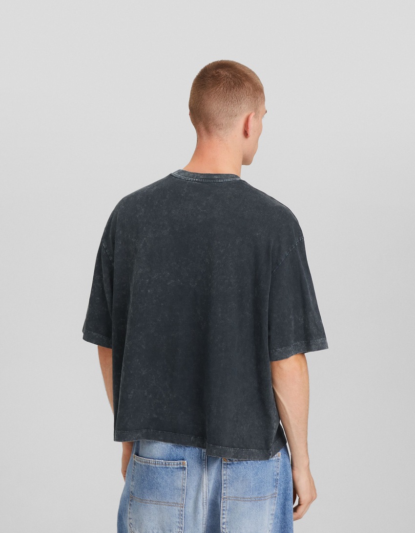 Camiseta cropped de manga curta com caimento quadrado e efeito desbotado