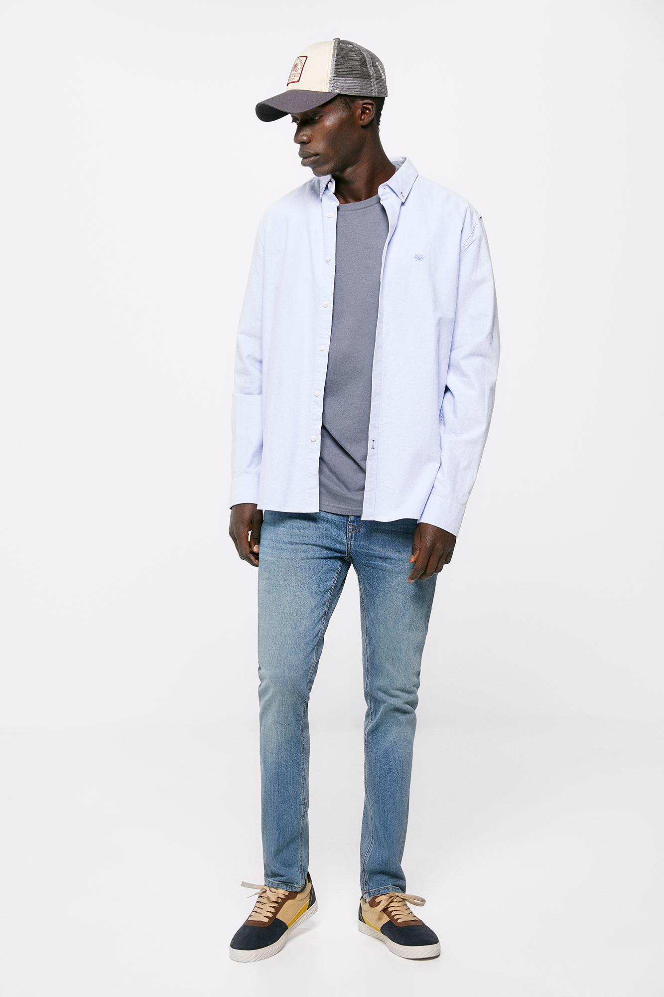 calça jeans skinny de lavagem média e aparência suja