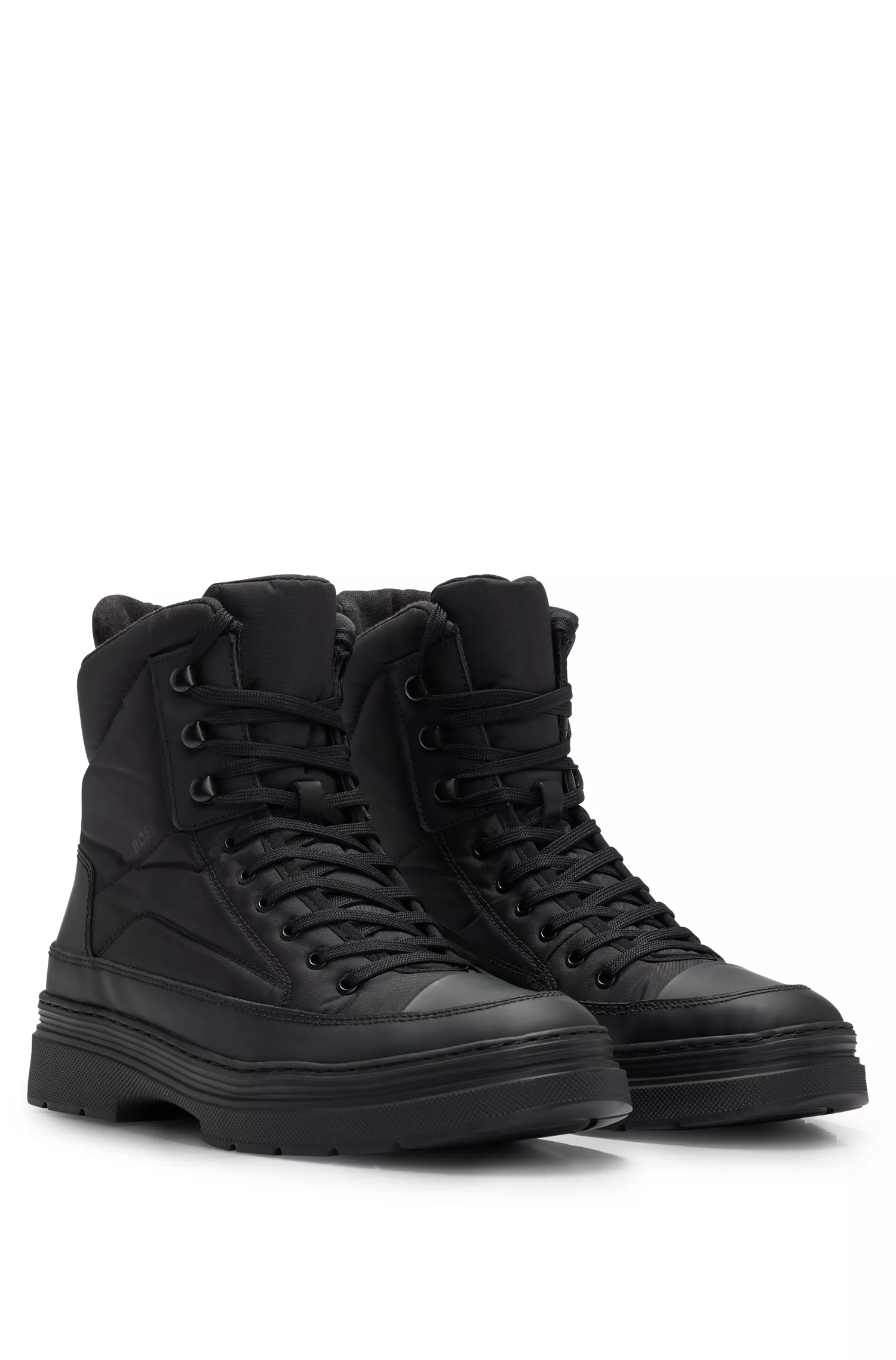 Botas BOSS pretas de cano curto com couro emborrachado e acolchoamento.