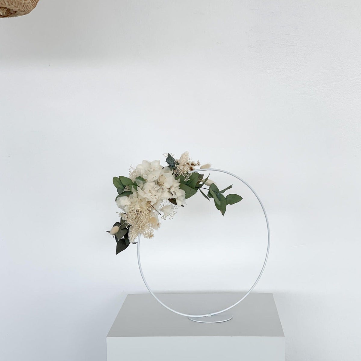 Gedroogde bloemenkrans, eucalyptus, hortensia, staand