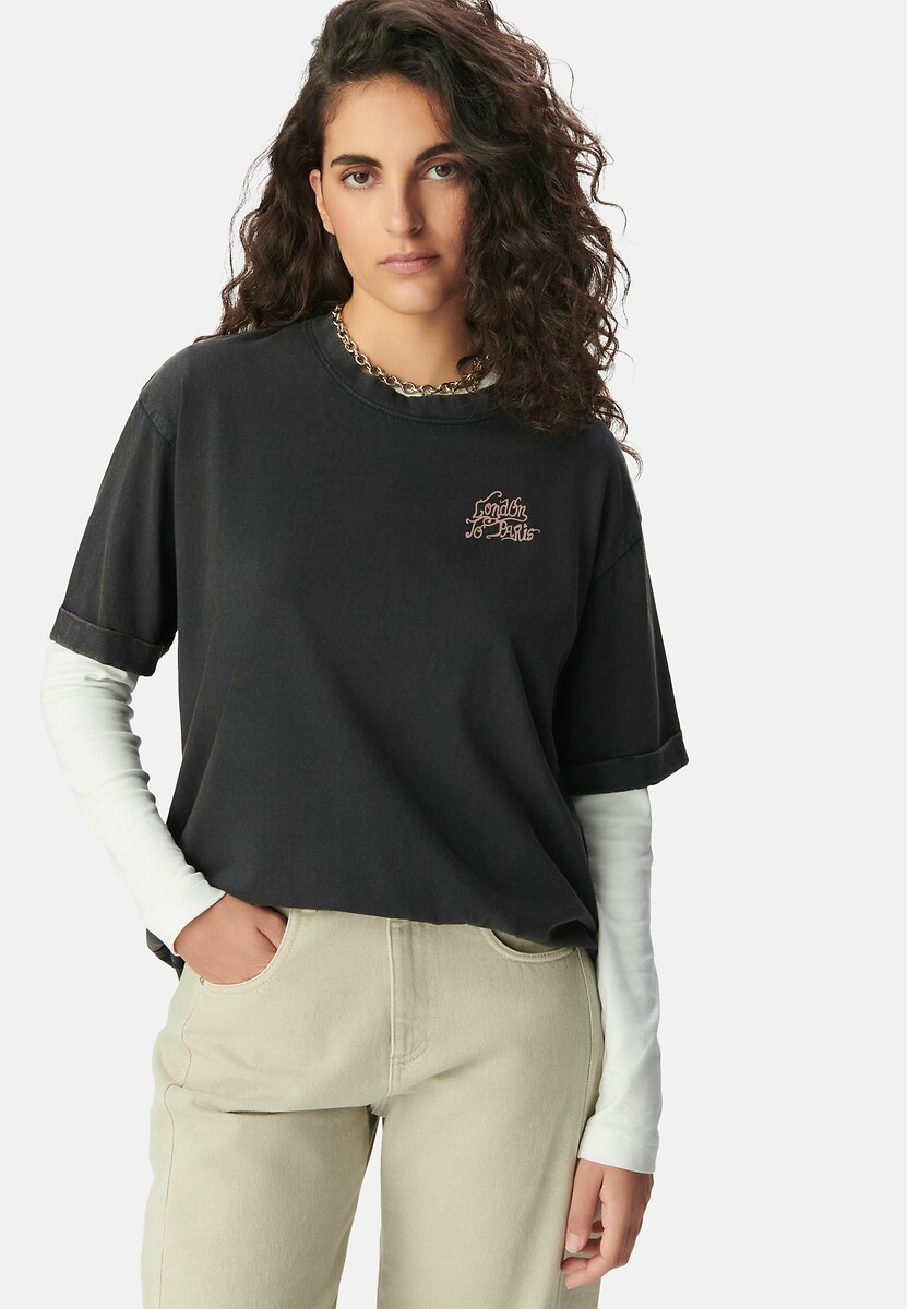 Camiseta IKKS de manga curta com gola redonda e estampa nas costas.
