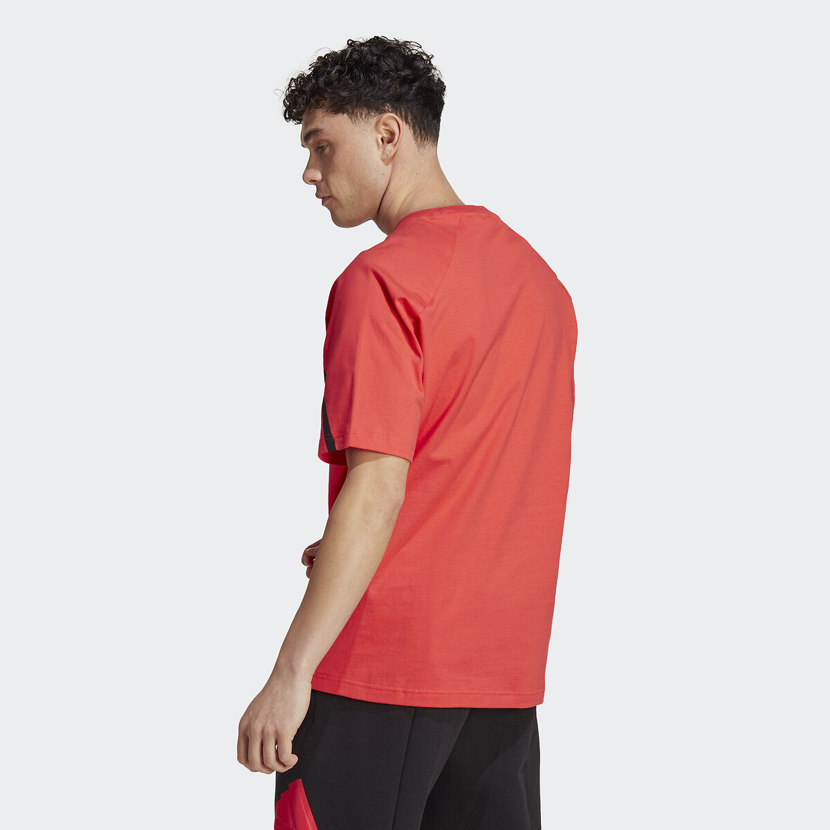 ADIDAS ROUPAS ESPORTIVAS<br>Camiseta criada para o dia do jogo
