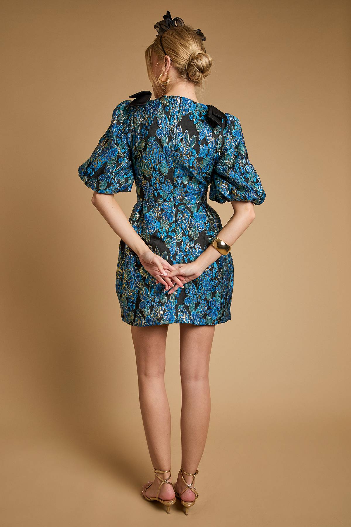 Oasis Robe Mini à Col V avec Manches Bouffantes et Nœud à l'Épaule