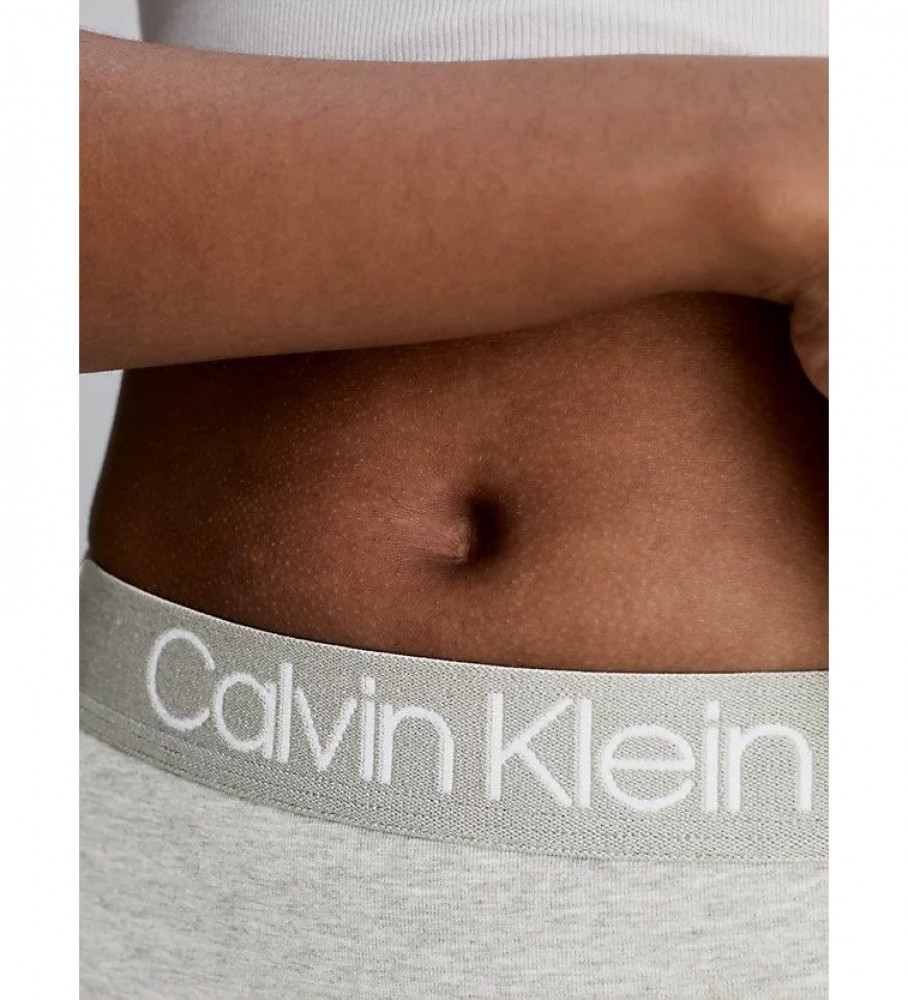 Conjunto de 3 calcinhas fio dental de cintura alta Calvin Klein nas cores branco, cinza e preto.