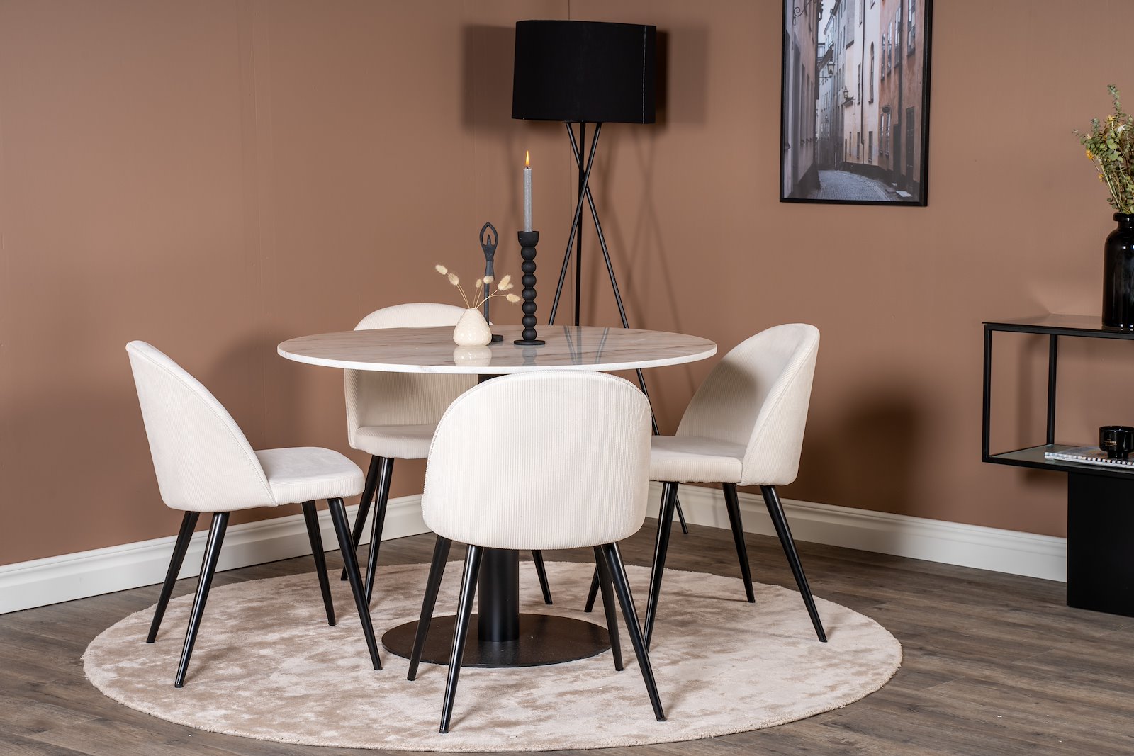 Estelle og Velvet Spisegruppe Estelle rundt spisebord ø106 cm i hvit med 4 stk. Velvet spisestoler i Krem fløyel og sorte ben.