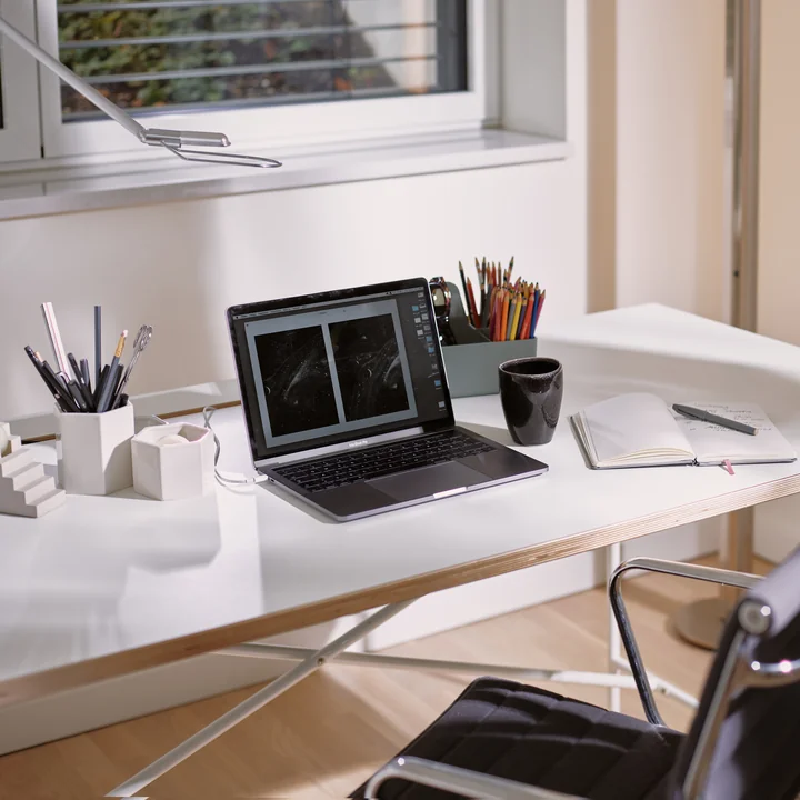 Vitra - EA 117 Bürostuhl Chrom mit Armlehnen, drehbar, Hopsak nero (Hartbodenrollen)