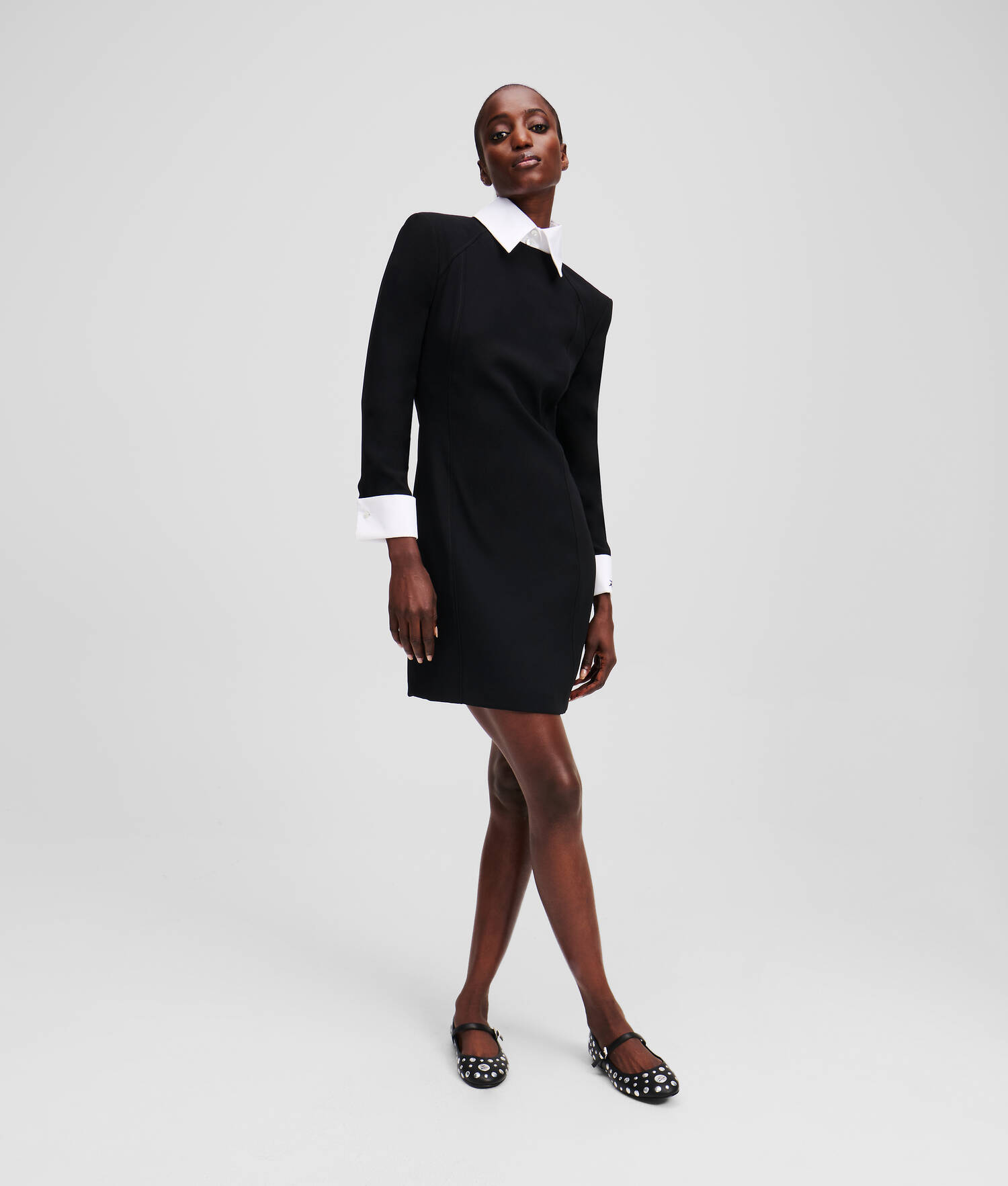 ROBE À COL BLANC