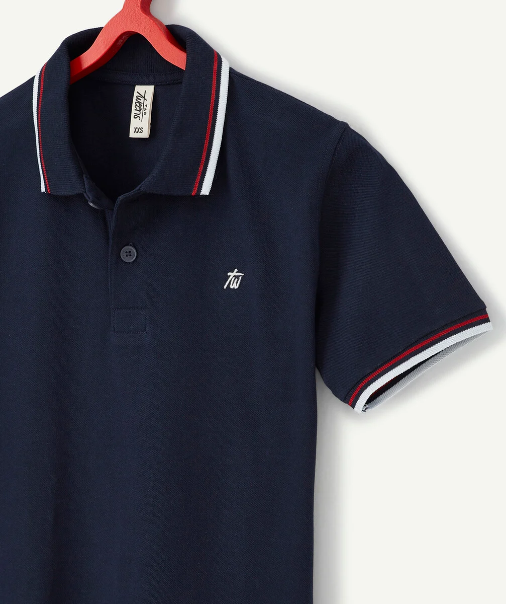 LE POLO EN COTON BLEU MARINE AVEC DÉTAILS BLANCS ET ROUGES