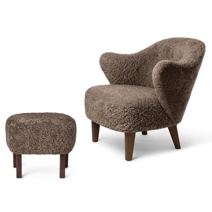 Audo - Ingeborg Sessel und Fussschemel, Eiche dunkel gebeizt / Sheepskin Sahara