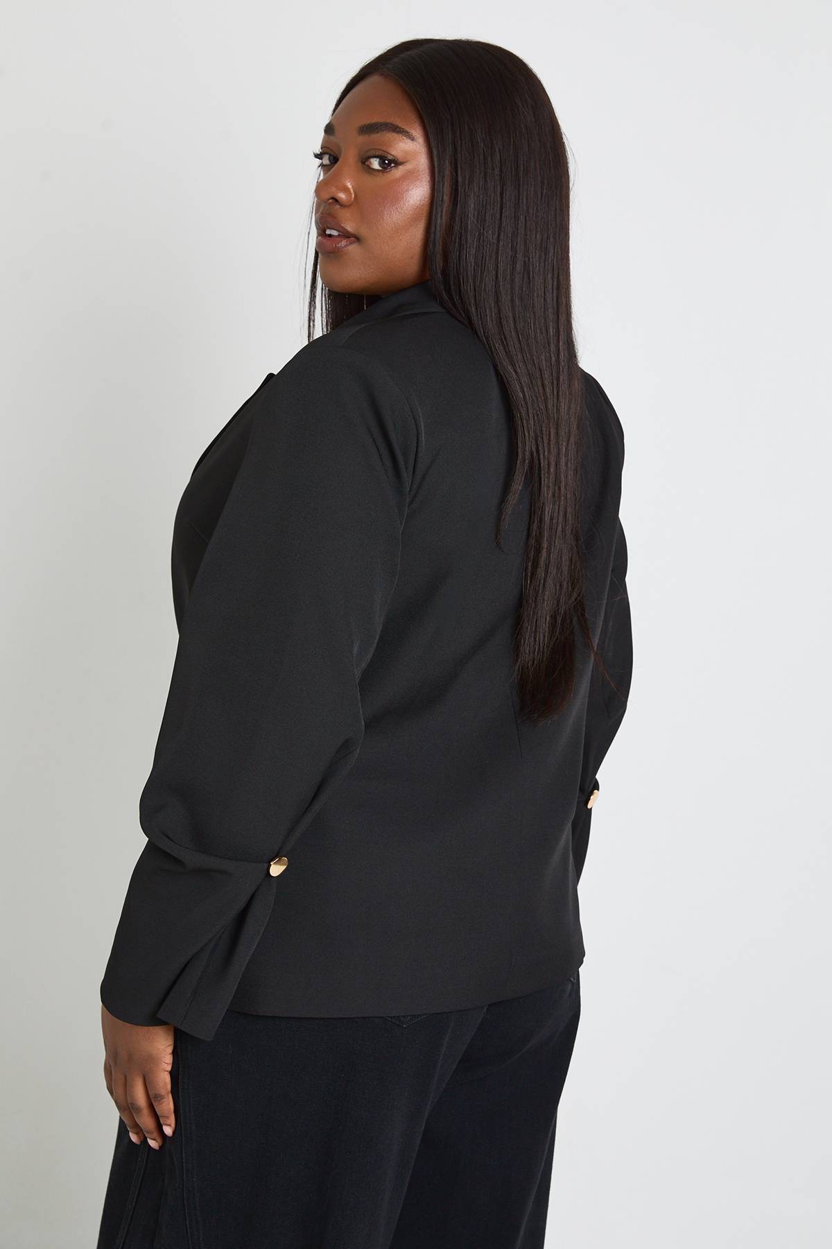 boohoo Blazer Grande Taille À Manches Volumineuses Avec Finitions Dorées