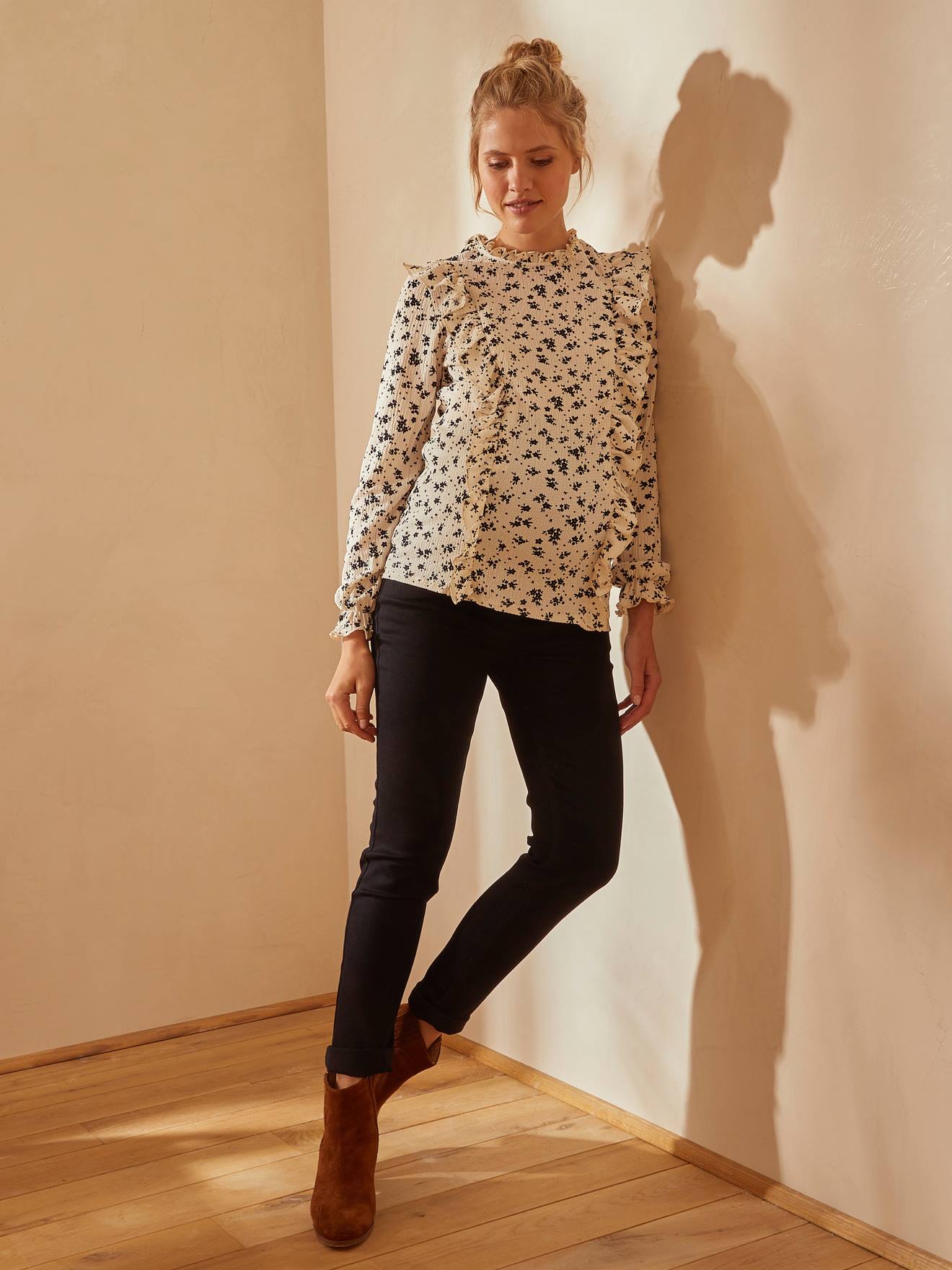 Calça jeans slim para gestantes com faixa lisa cinza-escura sem costura.