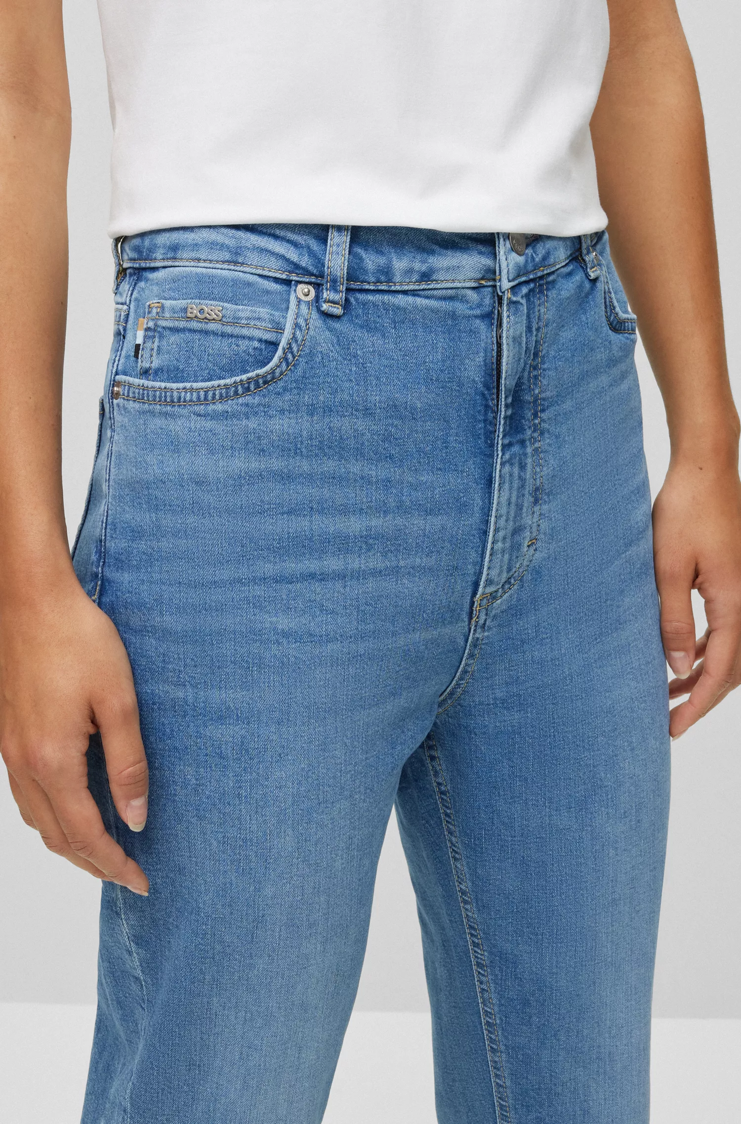 Calça jeans cropped de cintura alta BOSS preta em denim azul confortável com elasticidade.