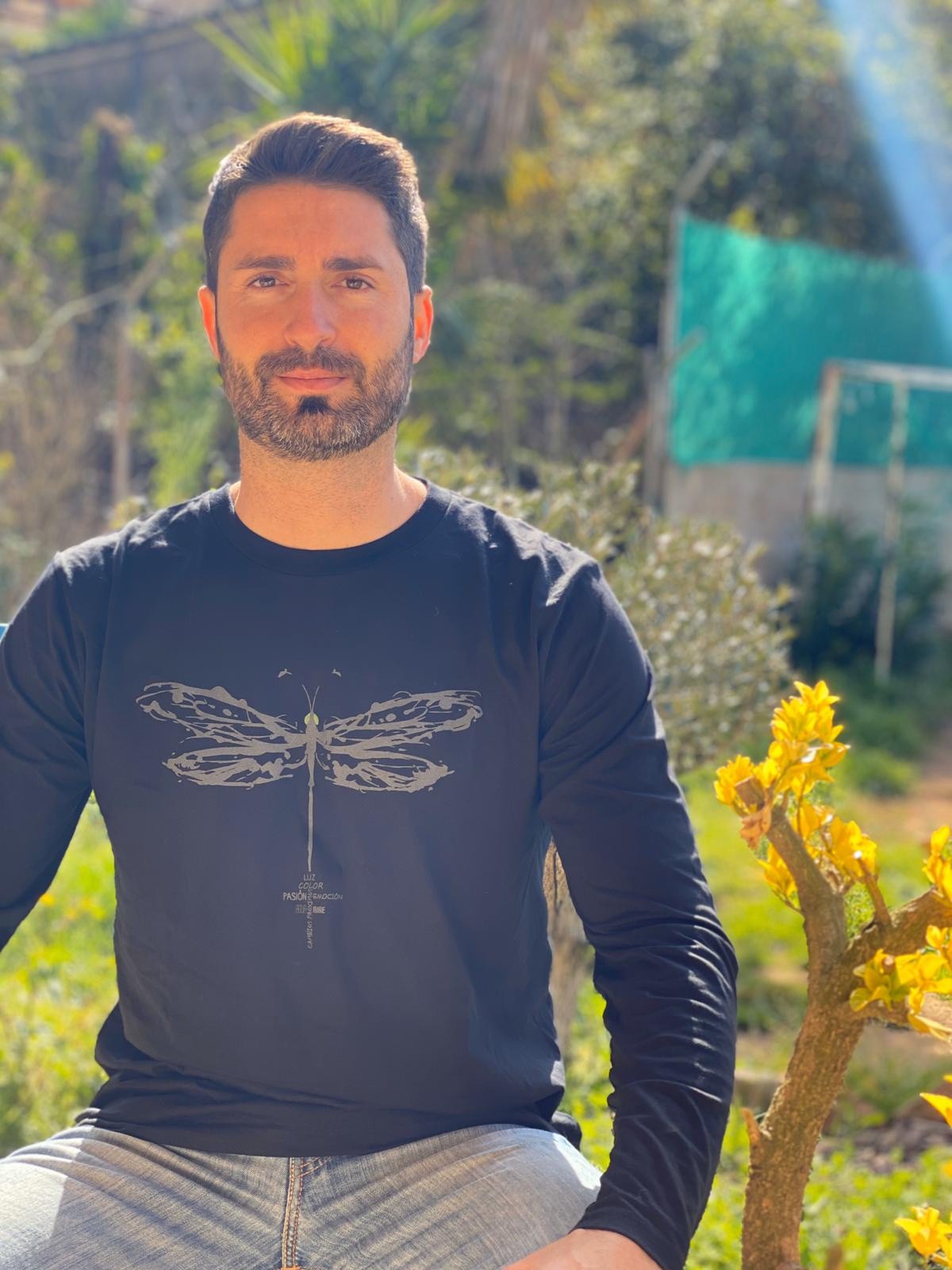 Camiseta unissex com estampa de libélula, preta.