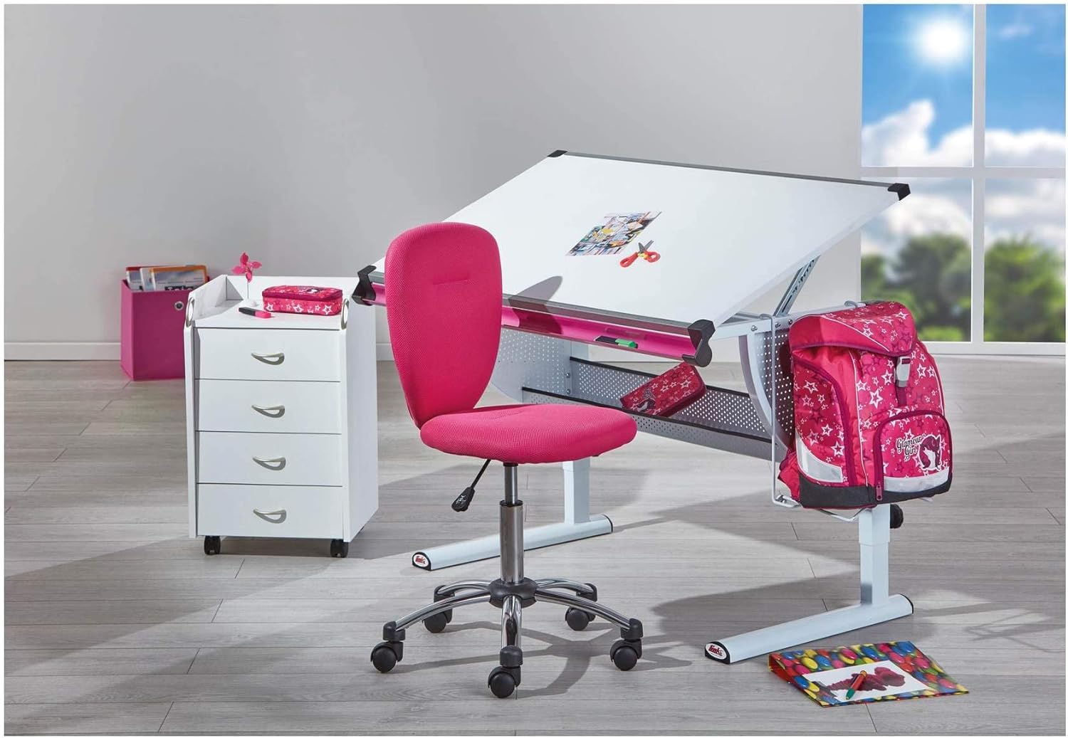 Inter Link – Höhenverstellbarer Schreibtisch – Kinderschreibtisch – Schülerschreibtisch – Neigbare Arbeitsplatte – Schultaschen Ablage - Aus Metall Weiß - Leisten in Pink Grün und Weiß – Matts 3in1