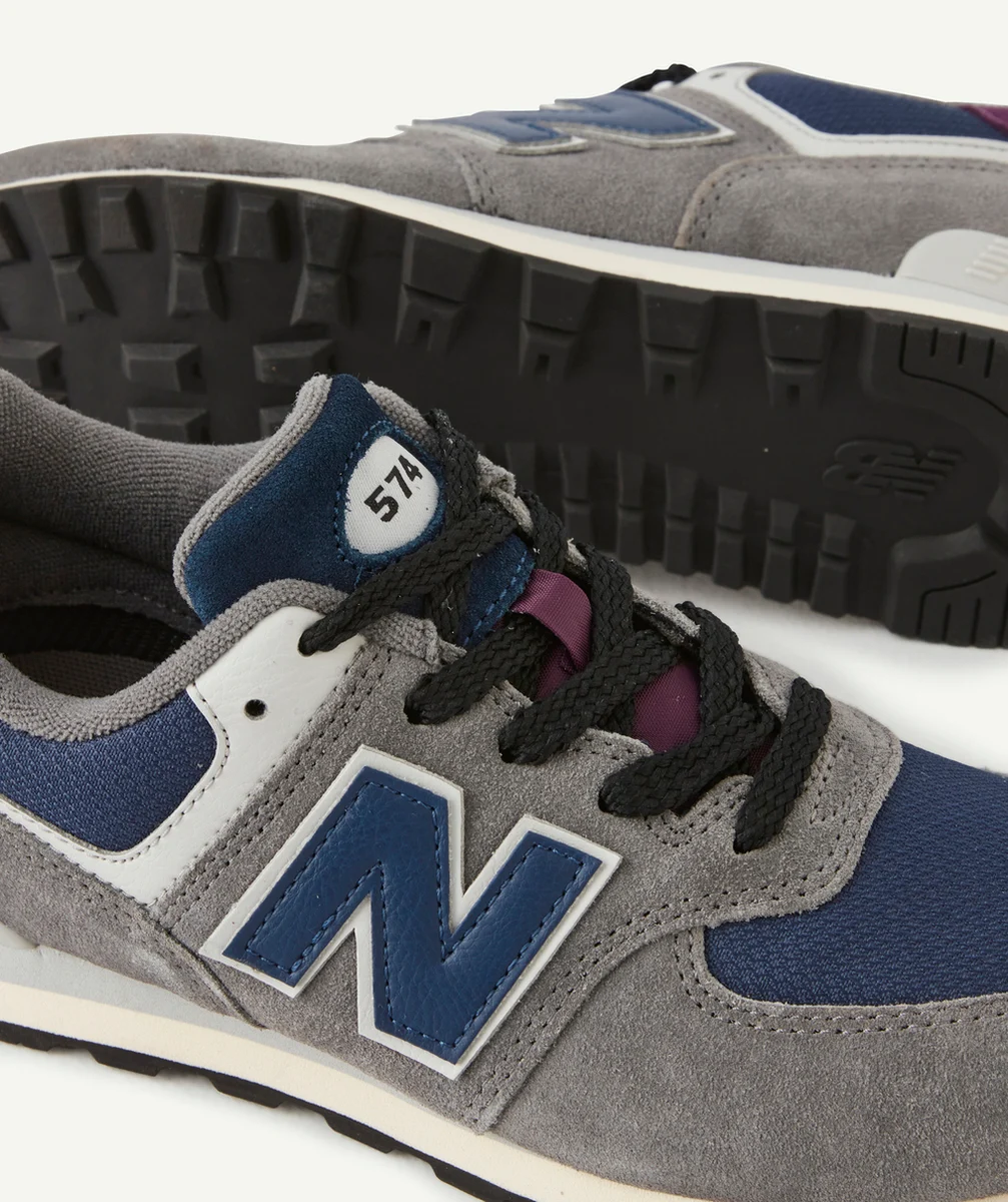 NEW BALANCEBASKETS À LACETS 574 GARÇON GRIS LOGO BLEU