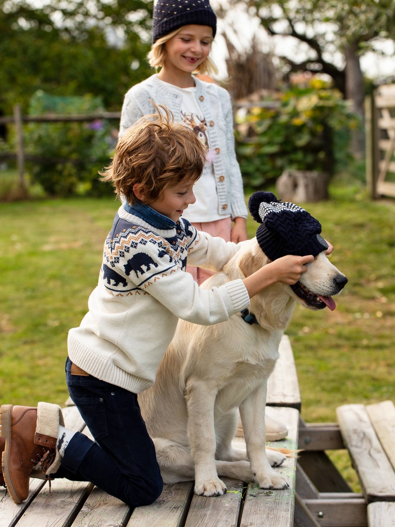 Calças de veludo cotelê slim-fit para meninos, bege médio, lisas com estampas.