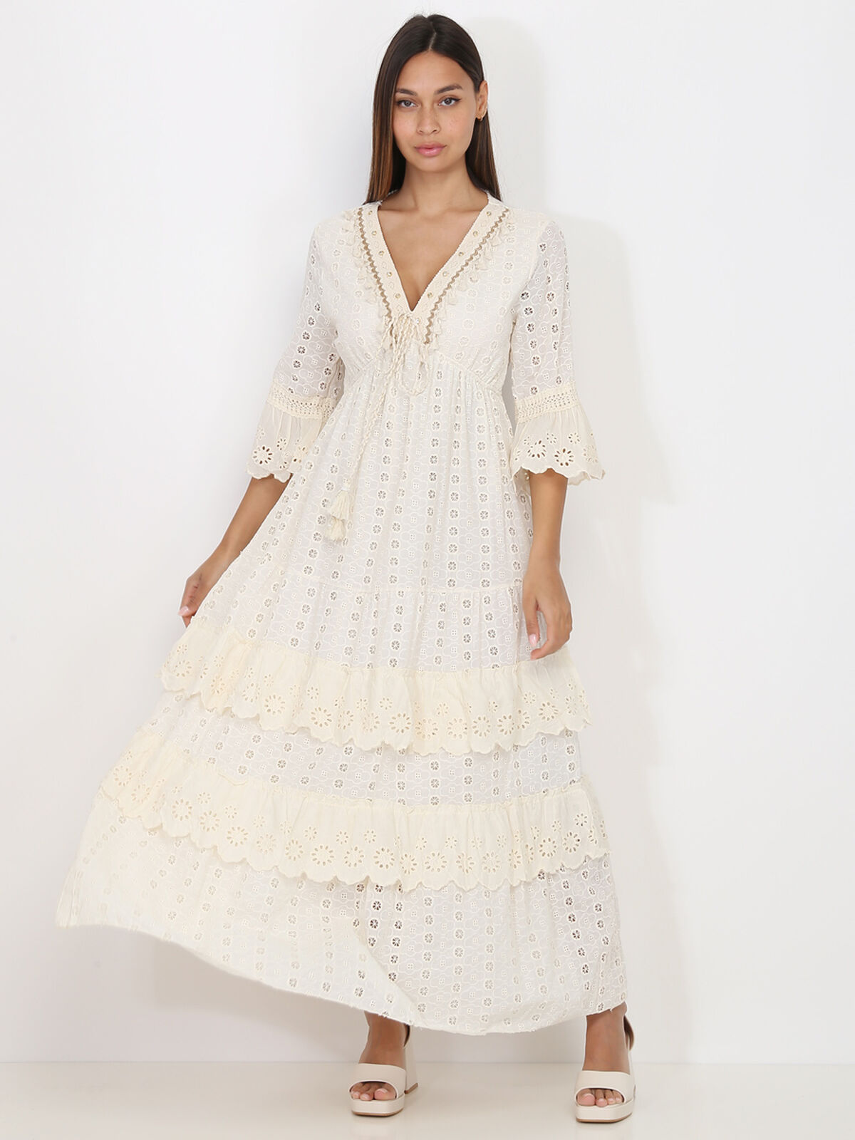 Robe longue en broderie anglaise à volants- Beige