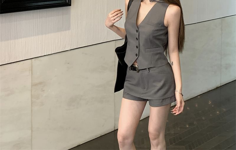 Metonymph - V-hals effen cropped vest met knoopjes / shorts met gemiddelde taille
