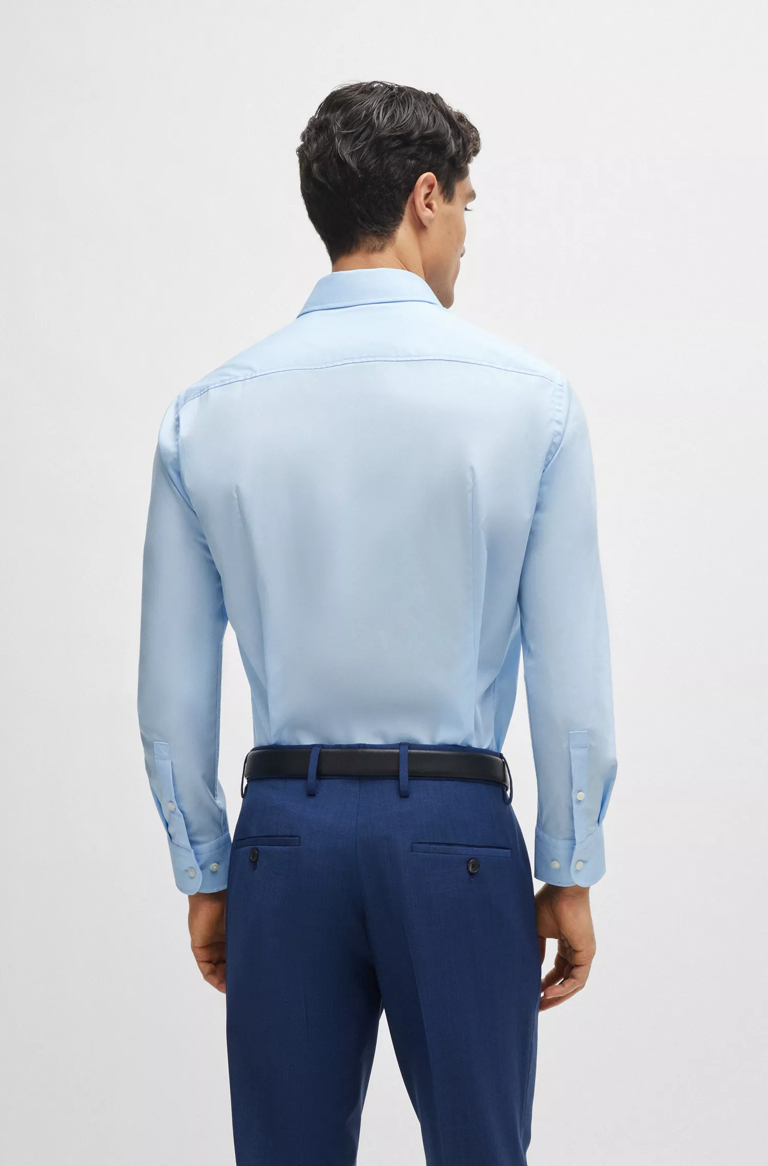 Camisa BOSS preta de corte slim, confeccionada em popeline de algodão elástico de fácil passar.