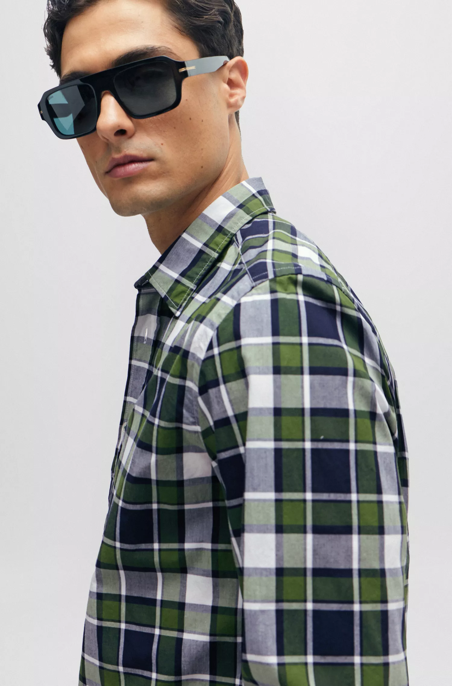 Camisa BOSS preta de corte regular em algodão elástico xadrez.