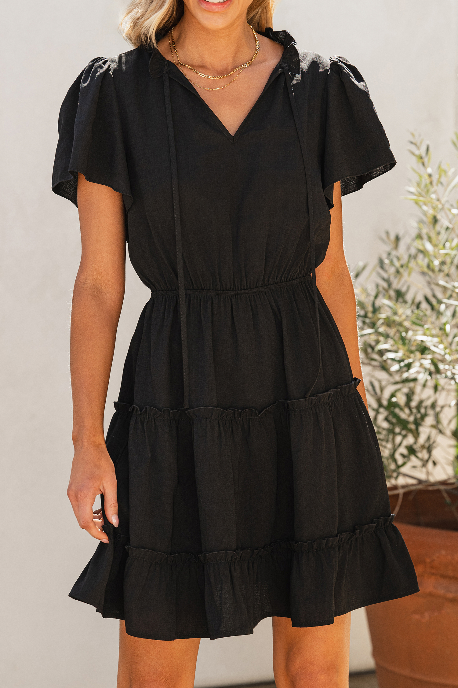 Robe mini à manches évasées et col fendu noire