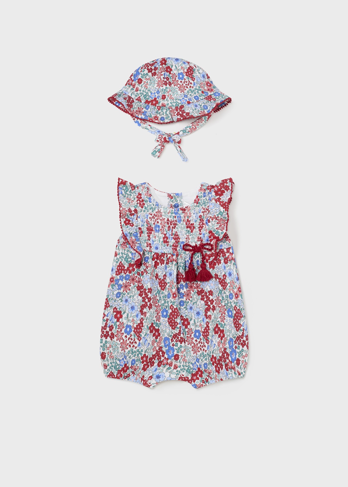 Macacãozinho Juicy para recém-nascido com chapéu e flores.