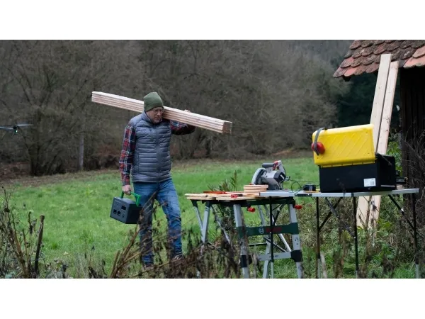 Schneider OffGrid 330 - Transportabel strømstation - LCD, lithium-ion, 2 CEE 7/3 schuko stik, sinuskurve, 3 USB-A, 1 USB-C, trådløs oplader - AC 230 V - 330 Watt - Litiumion - 332 Wh - output-stikforbindelser: 2 - sort, grøn